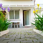 Bhh Private Garden Reserved Parking -wwwbolognaholidayhomecom- House Garden Parking Διαμέρισμα