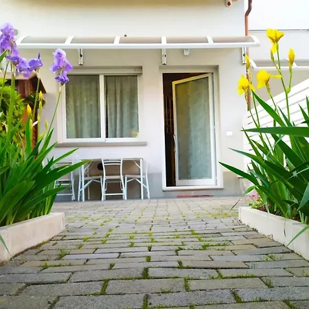 Bhh Private Garden Reserved Parking -wwwbolognaholidayhomecom- House Garden Parking Daire