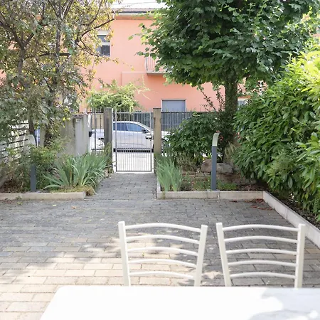 Appartamento Bhh Private Garden Reserved Parking -wwwbolognaholidayhomecom- House Garden Parking