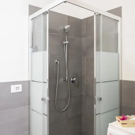 Bhh Private Garden Reserved Parking -wwwbolognaholidayhomecom- House Garden Parking * Bologna