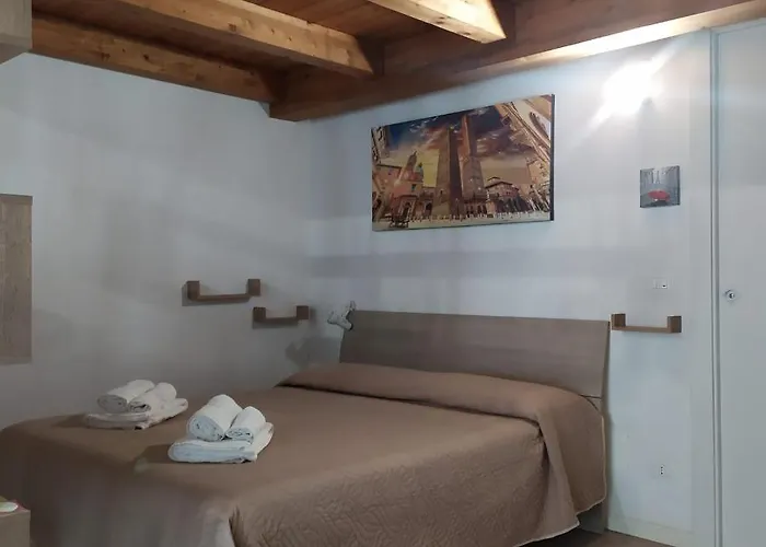 Daire Bhh Signorini -wwwbolognaholidayhomecom- Parcheggio Riservato E Giardino - House Garden Parking Bolonya