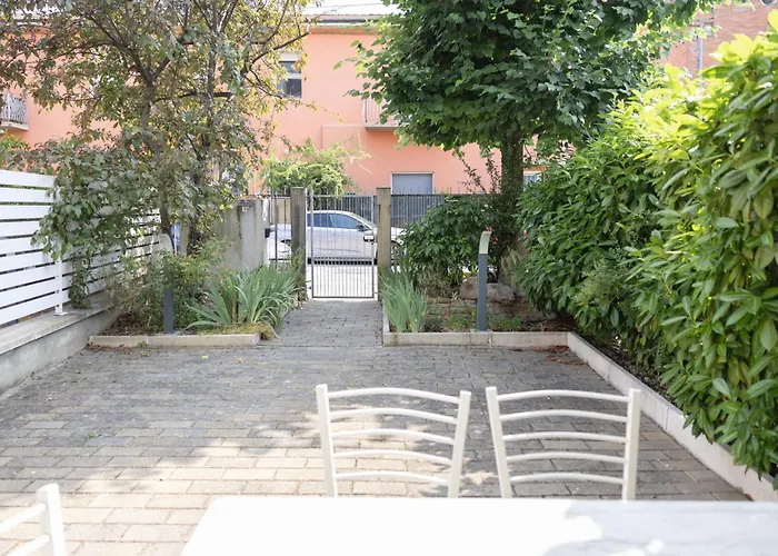 Appartamento BHH Appartamento Signorini Bologna -wwwbolognaholidayhomecom- Parcheggio Riservato e Giardino - Holiday House Bologna Garden Parking
