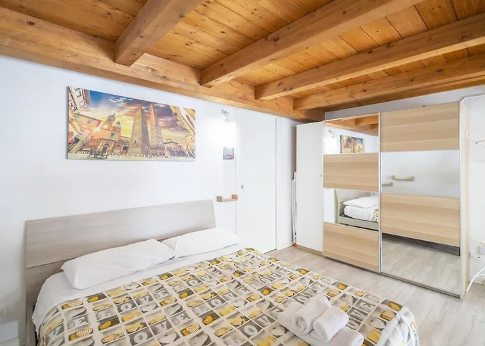 Bhh Signorini -wwwbolognaholidayhomecom- Parcheggio Riservato E Giardino - House Garden Parking Daire Bolonya