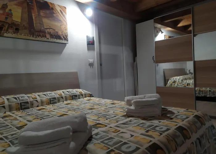 Bhh Signorini -wwwbolognaholidayhomecom- Parcheggio Riservato E Giardino - House Garden Parking شقة بولونيا